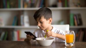 Expertos piden no darle el celular a los niños cuando comen: “Podría afectar su desarrollo cognitivo”