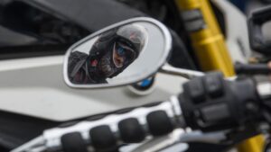 Denuncian a la “banqueta del terror” en CDMX; motociclistas no respetan al peatón