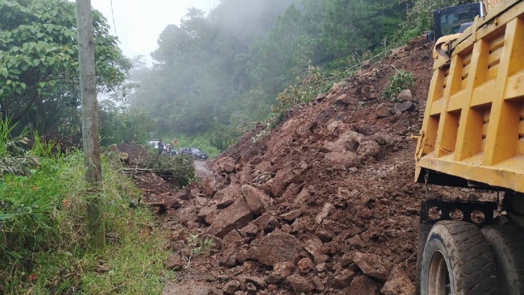 derrumbe-bloquea-carretera-en-naupan-puebla-comunidades-quedan-incomunicadas