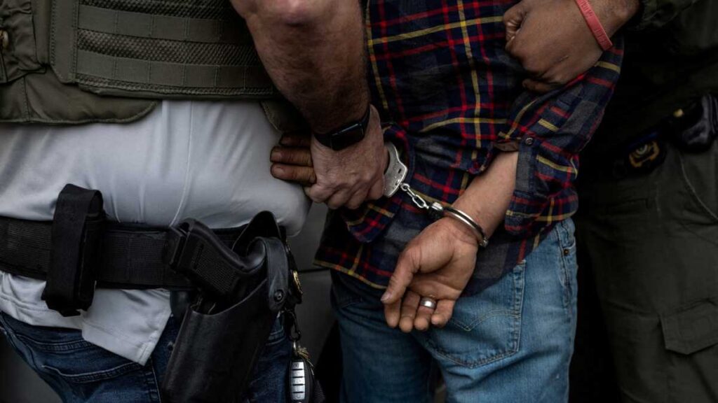 Detienen a hombre que remolcó vehículo de ICE