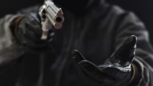 Dueño de barbería es asaltado a punta de pistola en Puebla; momento queda grabado