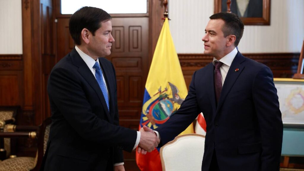 “Los Choneros” y “Los Lobos” son declarados terroristas por EE. UU.; Ecuador refuerza lucha contra narcotráfico y violencia.