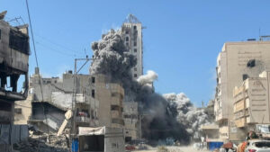 Israel derriba edificio más alto de Gaza