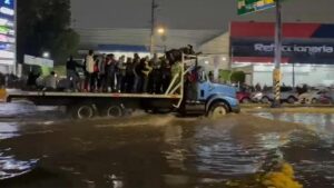 Inundaciones en Tultitlán cierran la López Portillo y suspenden el Mexibús