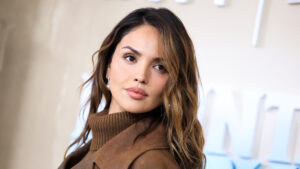 Eiza González brilla en homenaje a Giorgio Armani con look de lentejuelas negro