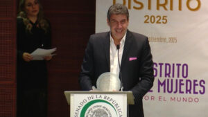 Otorgan reconocimiento Mujer Distrito 2025 al empresario Arturo Elias Ayub