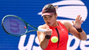 La tenista Emma Raducanu rompe en llanto en pleno partido y avanza en el Abierto de Corea