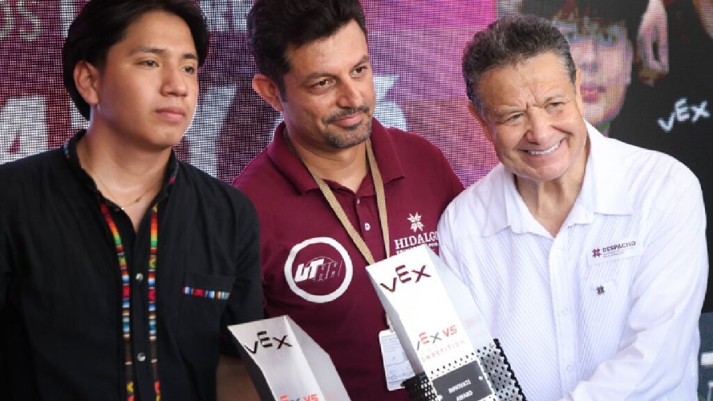 En la huasteca hidalguense, Menchaca rinde informe regional