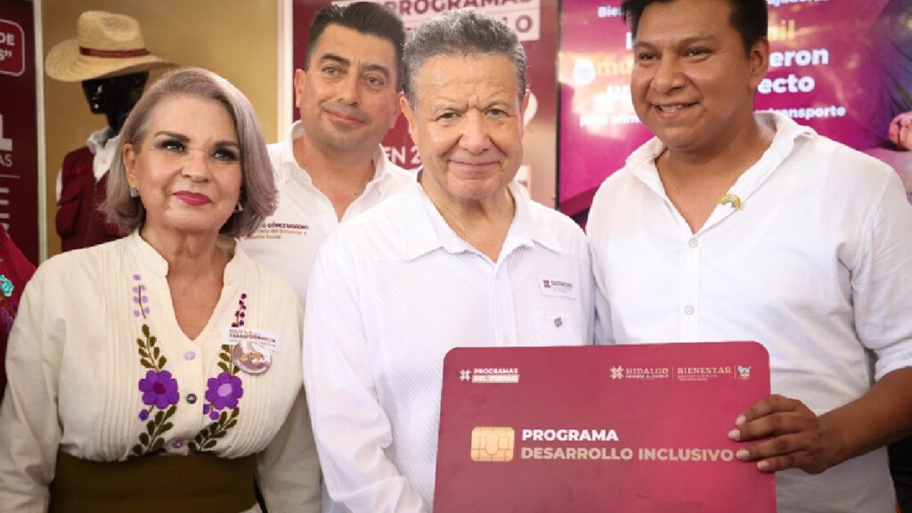 En la huasteca hidalguense, Menchaca rinde informe regional