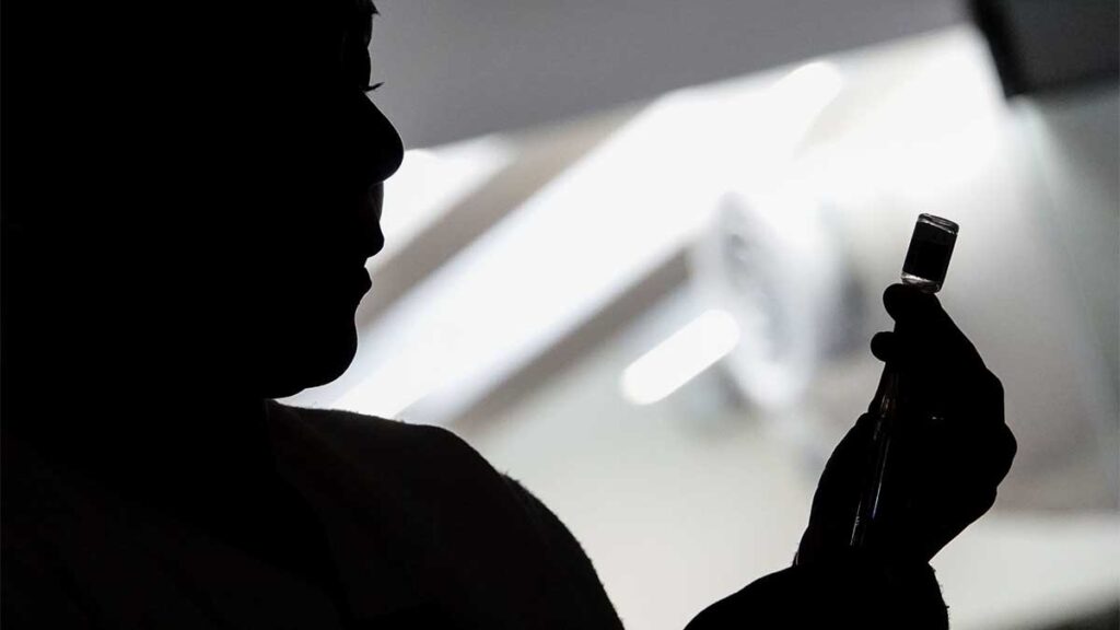 Detuvieron a mujer disfrazada de enfermera en Sinaloa.