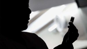 Mujer vestida de enfermera es detenida tras intentar matar a paciente en hospital de Culiacán