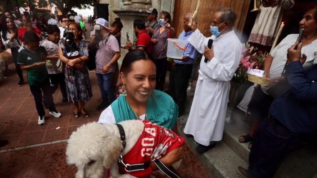 Fieles bendicen a mascotas por el día de San Ramón en Oaxaca