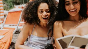 ¿Cómo hacer una polaroid con IA junto a tu artista favorito?