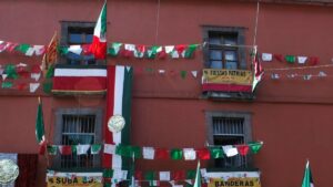 ¿Fue culpa de la IA? Murales patrios en Tlaxcala tienen águila calva y héroes con 6 dedos