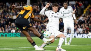 Raúl Jiménez y el Fulham avanzan en la EFL Cup con triunfo sobre el Cambridge
