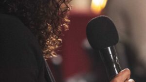 De manera inesperada, mujer golpea a cantante callejera en Guadalajara