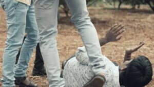 Jóvenes golpean a repartidor en San Pedro y todo queda grabado