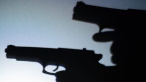 Hijo de alcalde de Miahuatlán y su novia lanzan disparos desde el Palacio Municipal