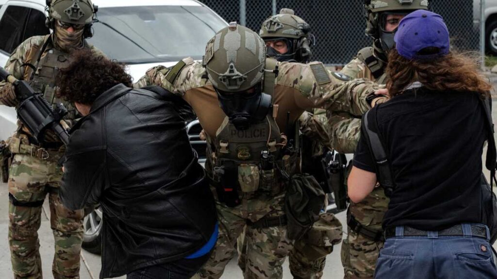 ICE reprime a manifestantes en Chicago