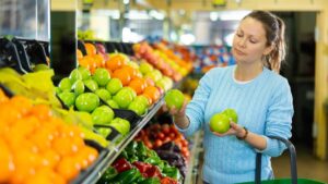 Ilusión óptica en supermercados: por qué la fruta siempre se ve más apetecible