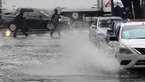 Impacta video: mujeres intentan cruzar la Picacho-Ajusco y corriente se las lleva