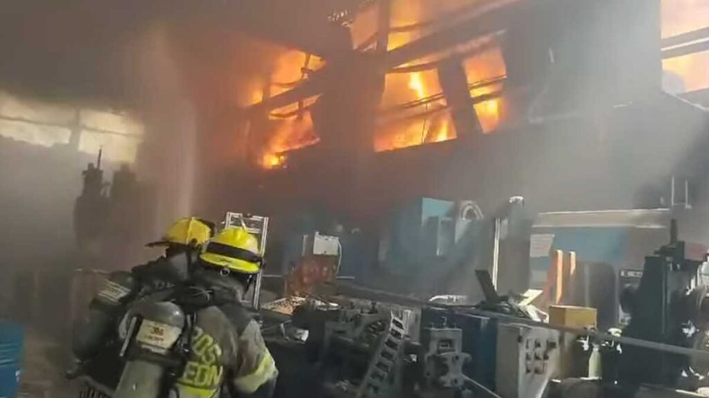 Bomberos combaten el incendio en la zona industrial de Escobedo.
