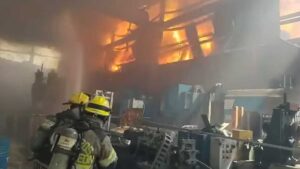 Se incendia fábrica en la zona industrial de Escobedo; hay heridos