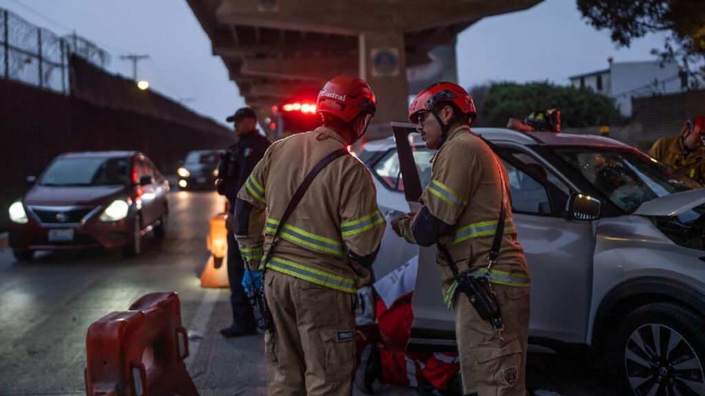 Bomberos atienden incendio en puente del Periférico y Reforma; no se reportan personas lesionadas hasta el momento.