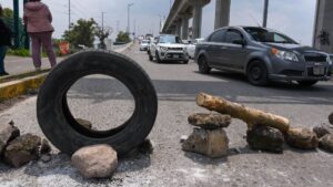 ¿Intento de robo o maldad? Lanzan piedra a automovilista en Circuito Interior en CDMX
