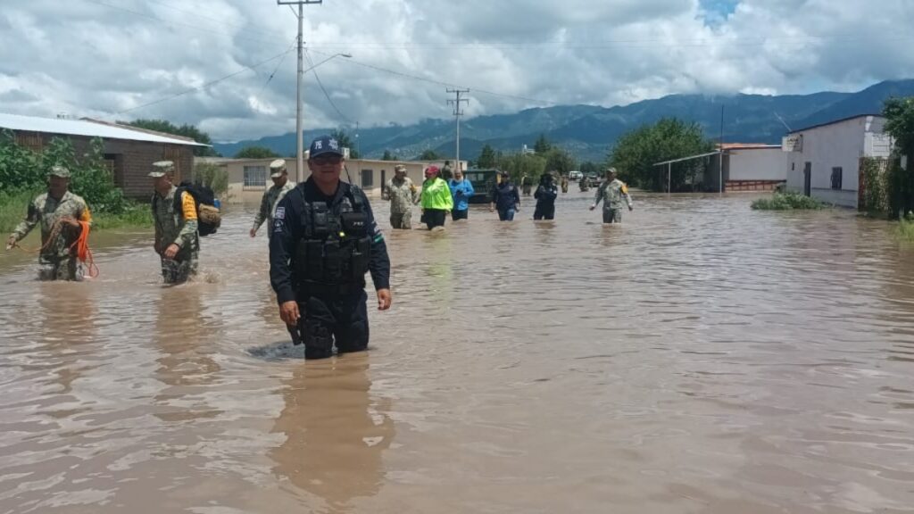 Inundación por lluvias deja a familias de comunidades rurales atrapadas en las azoteas en Durango