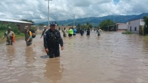 Inundación por lluvias deja a familias de comunidades rurales atrapadas en las azoteas