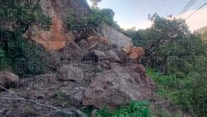 ¡Casi los aplasta! Graban derrumbe en carretera de Ixtapan de la Sal