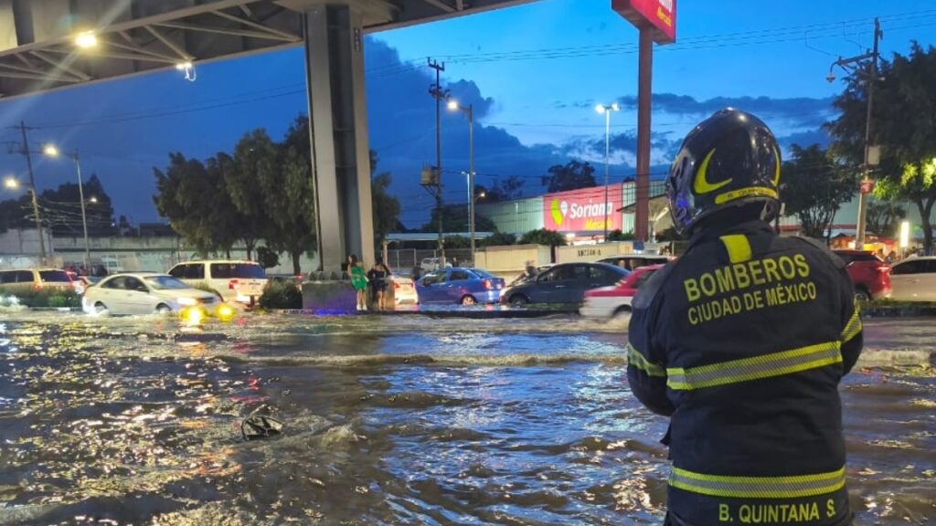 Iztapalapa, con inundaciones por lluvias; CDMX con alerta triple