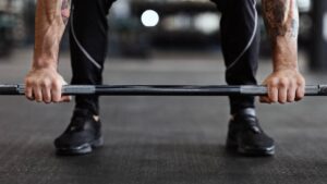 Joven se desmaya tras levantar 220 kilos en peso muerto en el gym