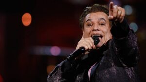 ¿Juan Gabriel está vivo? Captan a hombre idéntico al “Divo de Juárez” en París: video