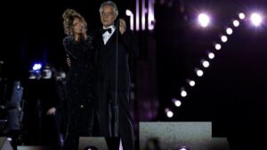 Dueto histórico: Karol G y Andrea Bocelli iluminan la Plaza de San Pedro con “Vivo por ella”