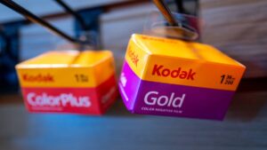 Kodak lanza Charmera: la minicámara digital estilo ochentero que cabe ¡en un llavero!