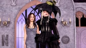 Revelan primera imagen de Lady Gaga como Rosaline Rotwood en “Merlina”