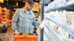 Profeco analizó 85 marcas de leche y sólo una reprobó; la venden en tiendas 3B