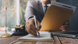 Hay riesgos legales por amparos falsos y usurpación de identidad: abogado explica