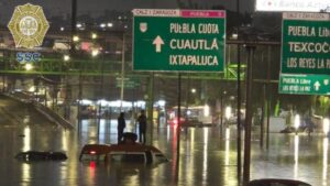 Mayor lluvia de la temporada inunda el oriente de CDMX, afecta viviendas y el Metro