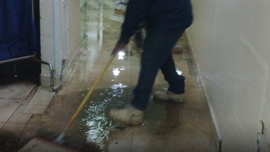 Lluvias vuelven a inundar el hospital del IMSS en Los Reyes La Paz