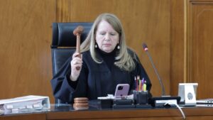 Loretta Ortiz, inconforme con reducción de sueldo a ministros, pues ganará casi como su secretaria particular