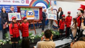 Con billete, la Lotería Nacional reconoce 70 años de servicio notarial