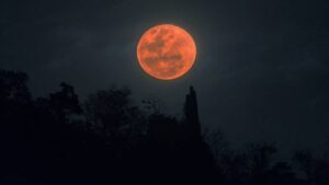 Luna de maíz 2025: ¿qué día de septiembre es y por qué se ve roja?