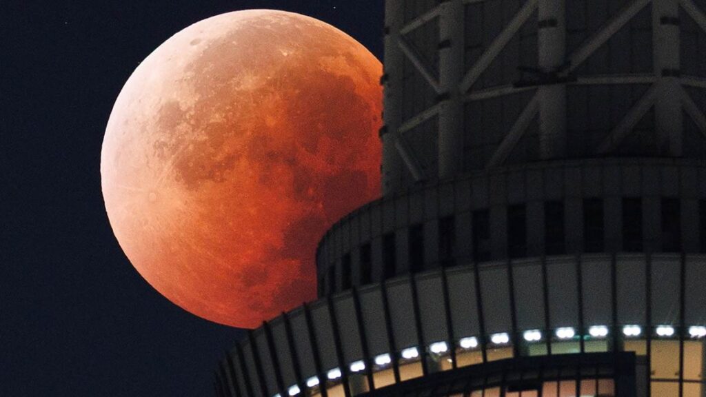 El eclipse lunar total pinta de rojo a la Luna en todo el mundo