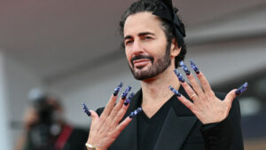 Las extravagantes uñas del diseñador Marc Jacobs en el Festival de Venecia
