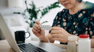 Alerta Secretaría de Seguridad: Hay riesgos graves por comprar medicamentos en redes sociales