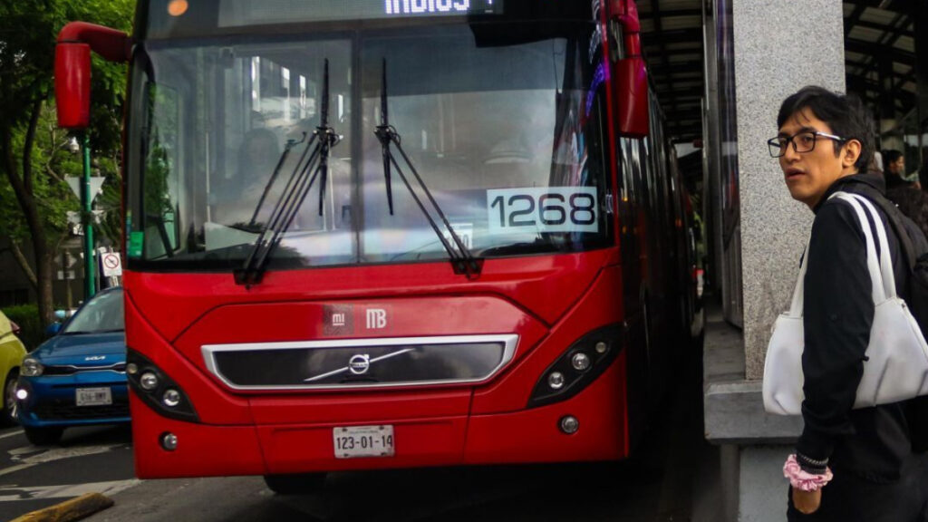 Choque entre unidades de Metrobús