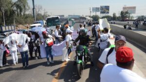 Bloquean la México-Querétaro por desaparición de Juan José Velázquez